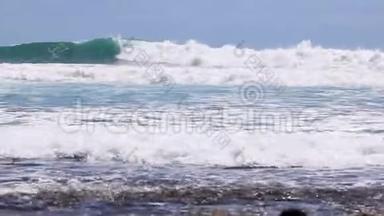 大西洋上的<strong>一波</strong>又<strong>一波</strong>缓慢的海浪冲向特内里费的黑色卵石海岸